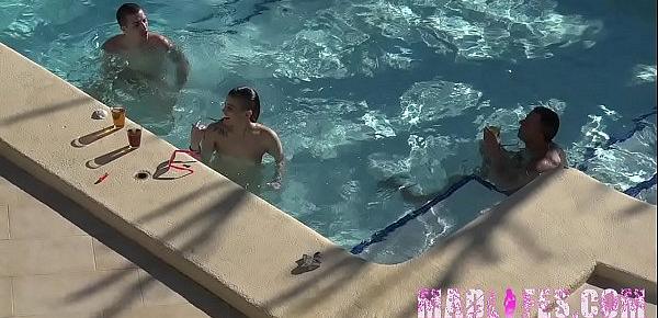  Trio piscinero por detras con Penelope